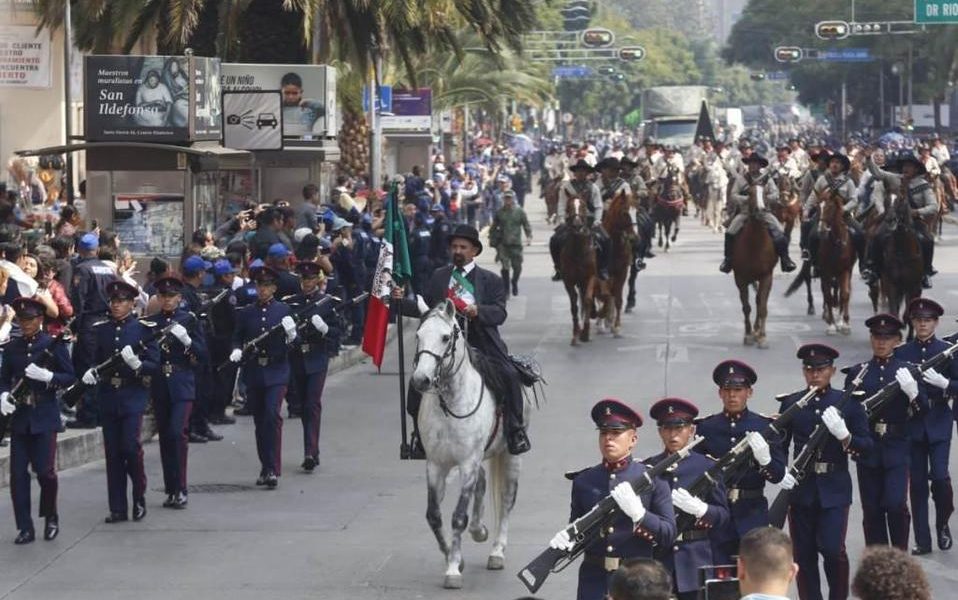 Realizan desfile y escenificación de la Revolución Mexicana en el