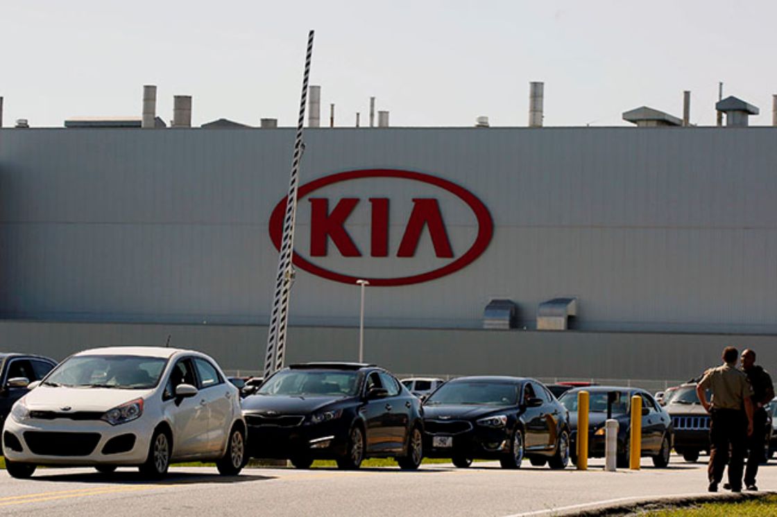Kia México suspende producción por escasez de chips