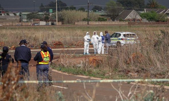 Detienen a tres sospechosos por asesinato de mujer en Sudáfrica