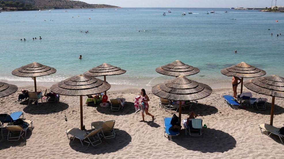 Hombre de 82 años muere tras pelea por tumbona en Grecia