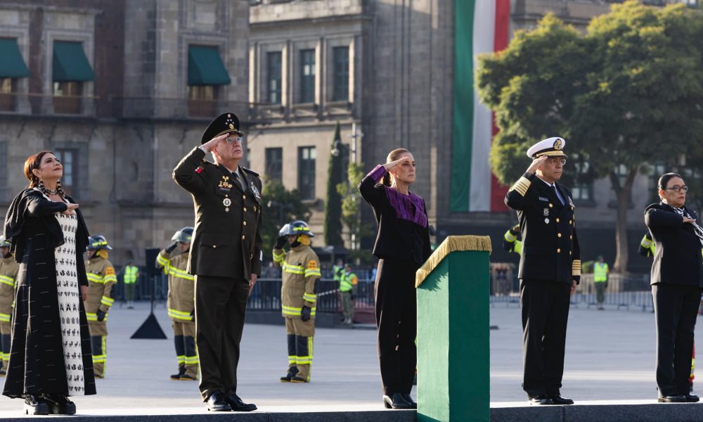Sheinbaum conmemora a víctimas de sismos con izamiento de bandera