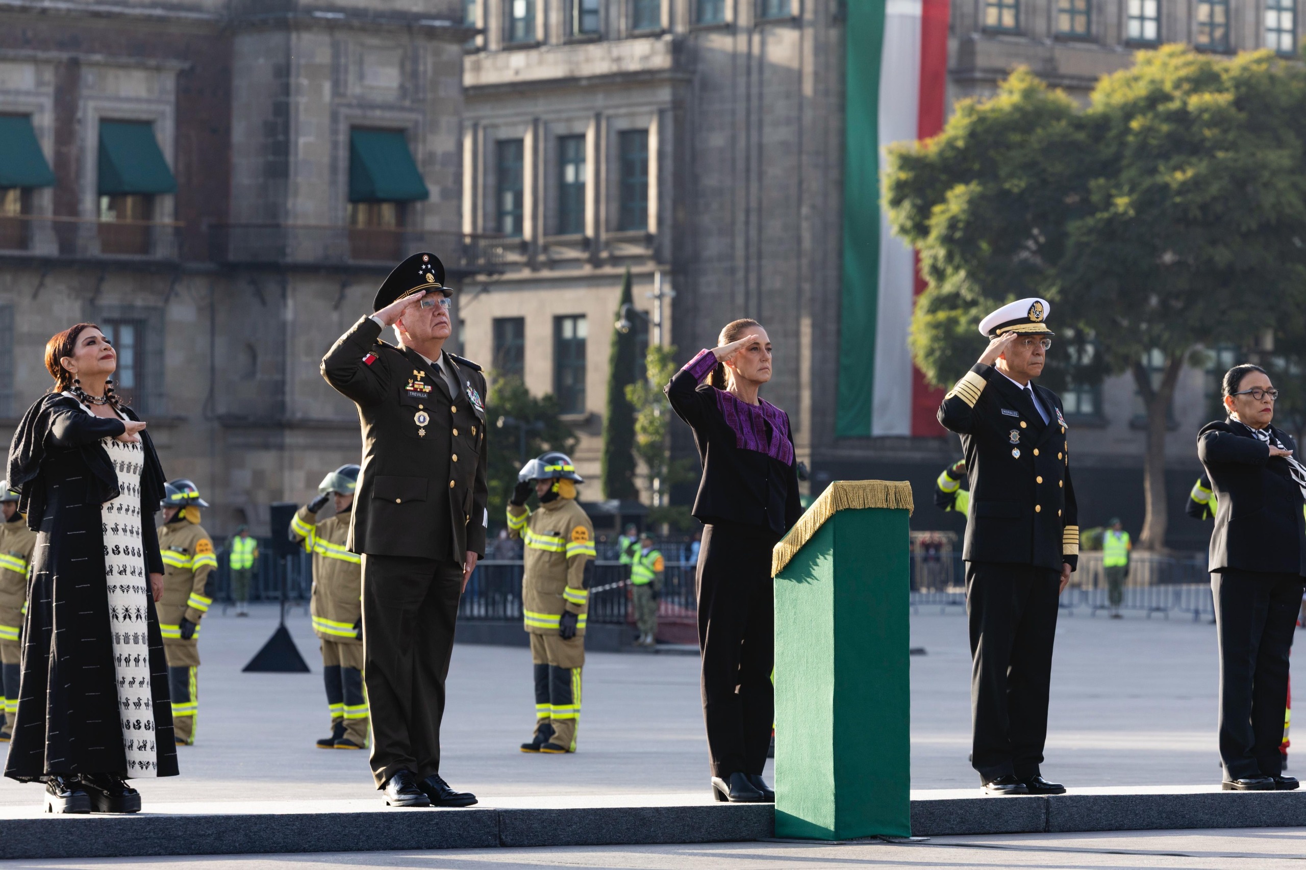 Sheinbaum conmemora a víctimas de sismos con izamiento de bandera