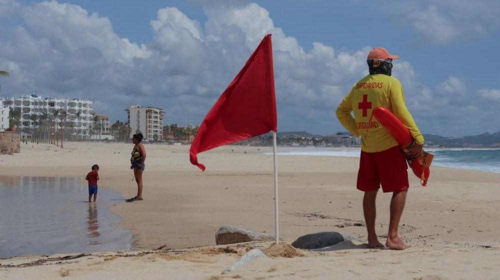 La costa del Pacífico mexicano se prepara para el huracán Polo