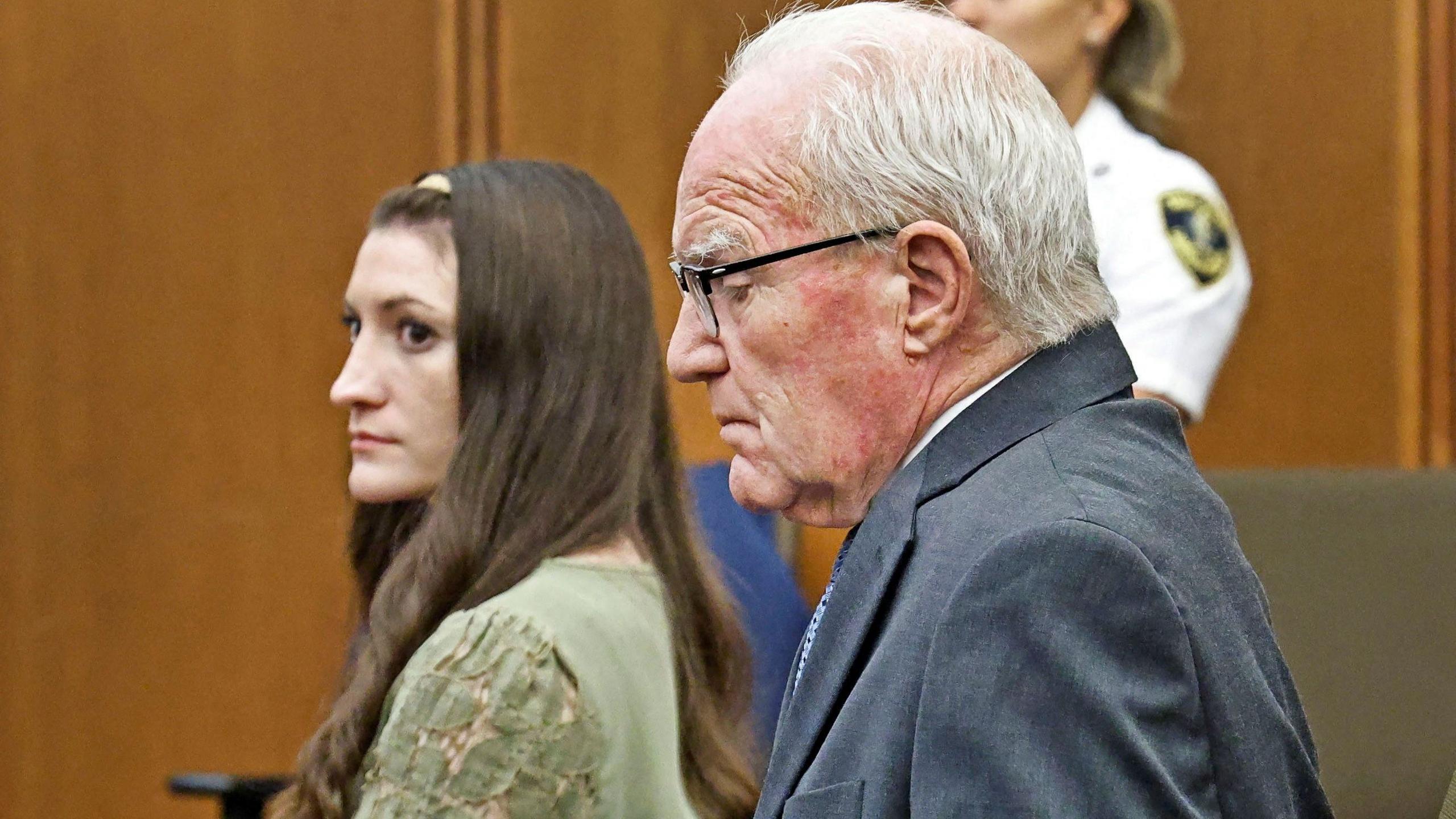 Abogado de Lindsay Clancy pide investigar a jurado y su teléfono