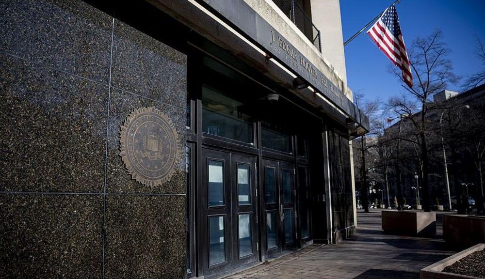 FBI enfrenta crisis tras hackeo que expone datos de sus agentes