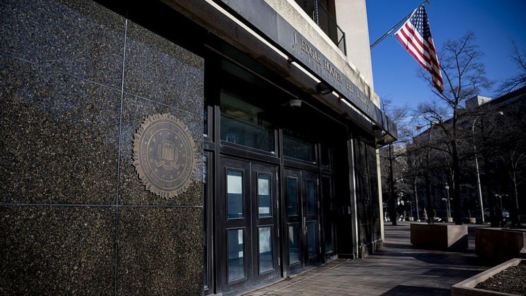 FBI enfrenta crisis tras hackeo que expone datos de sus agentes