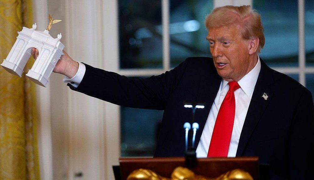 Trump propone arco triunfal que servirá como complejo militar