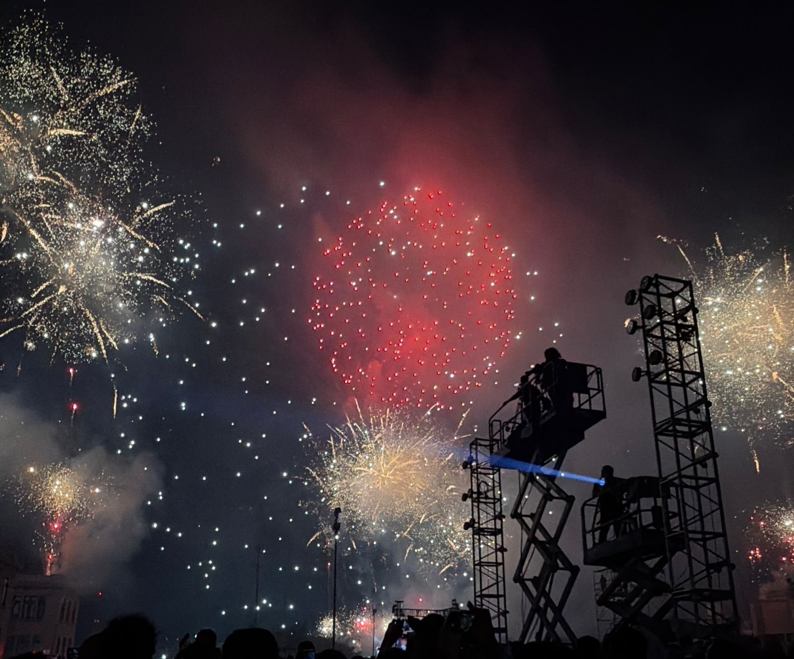 Espectáculo de pirotecnia ilumina el Grito de Independencia en Chihuahua
