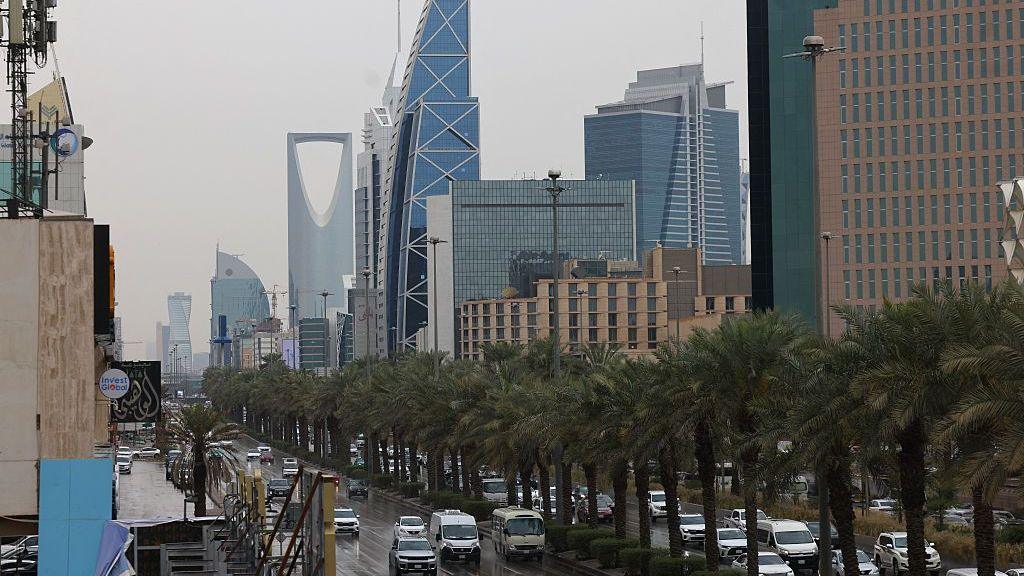 Arabia Saudita emite alertas de ataque aéreo en Riad por ataques hutíes