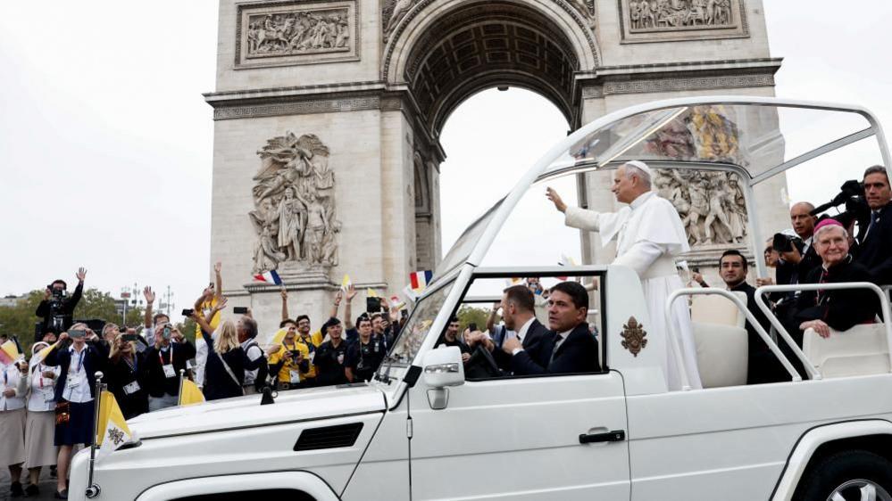 Multitudes reciben al Papa en París antes de misa al aire libre