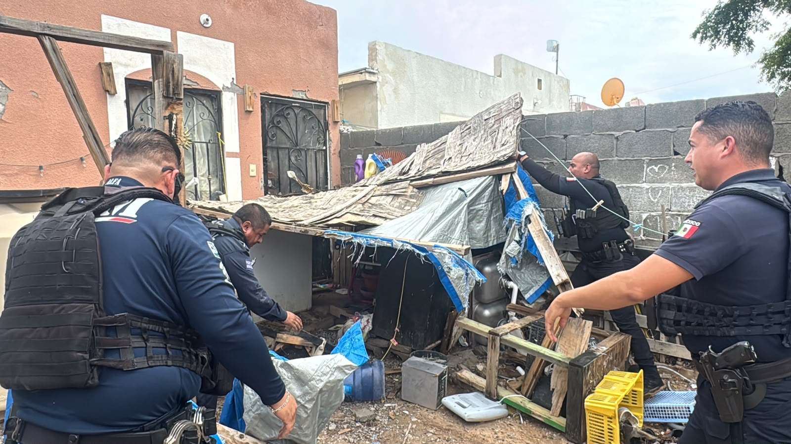 Rescatan a madre e hija tras derrumbe de tejabán en Senderos del Sol