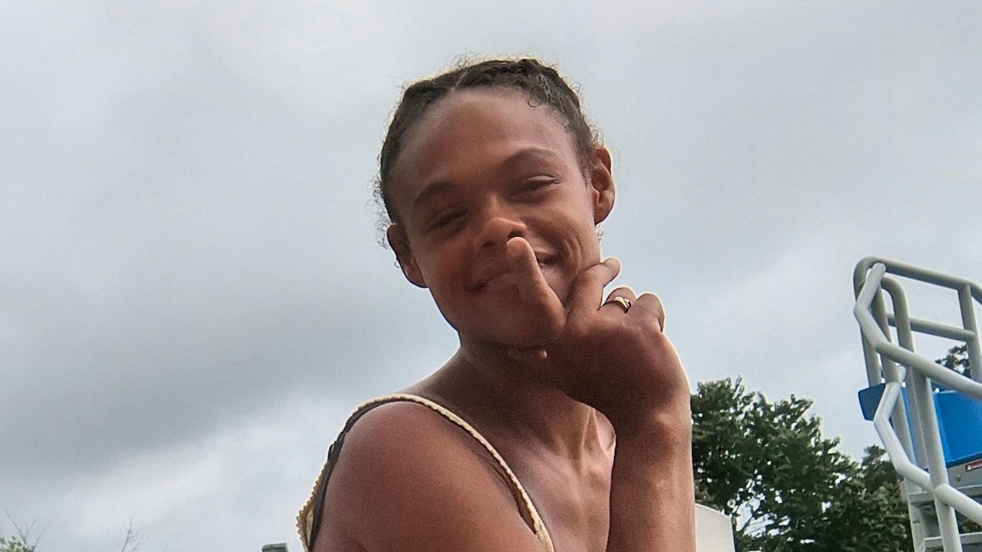 Mujer negra hallada colgada de un árbol fue asesinada, dicen autoridades