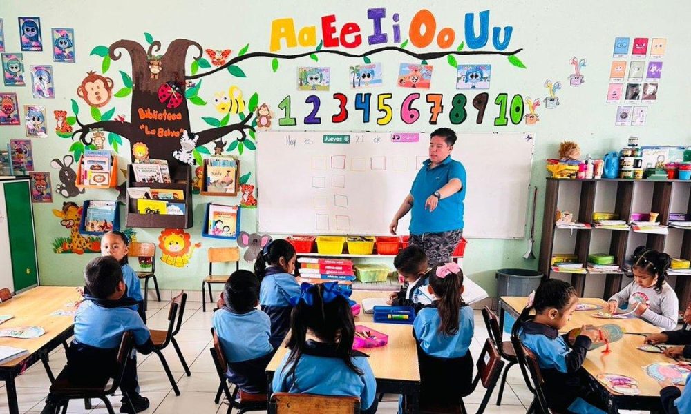 México incrementa docentes, pero reduce horas de clase en comparación con la OCDE