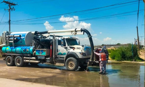 Realiza limpieza de drenaje sanitario en Juárez Porvenir