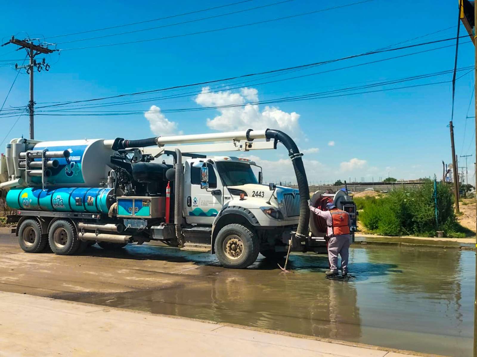 Realiza limpieza de drenaje sanitario en Juárez Porvenir