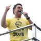 Flávio Bolsonaro, candidato presidencial, busca apoyo a pesar de la sombra de su padre