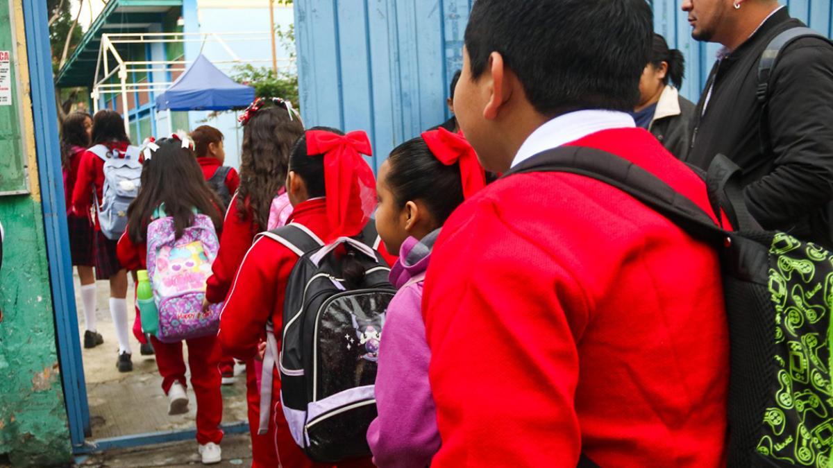 UNPF apoya restricción de celulares en escuelas, pero pide más consulta a padres