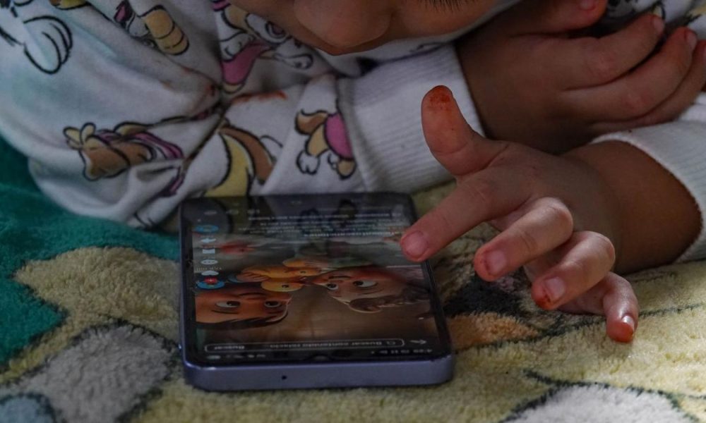 Exigen evaluación del impacto del veto a celulares en las aulas