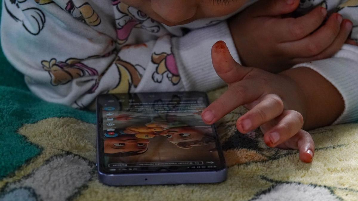 Exigen evaluación del impacto del veto a celulares en las aulas