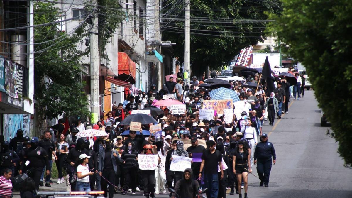 Estudiantes y feministas exigen renuncia de rectora por violencia en UAEM