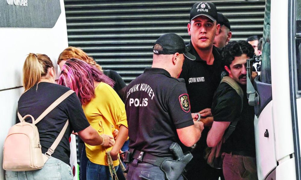 Turquía libera a más de 100 manifestantes; otros siguen encarcelados