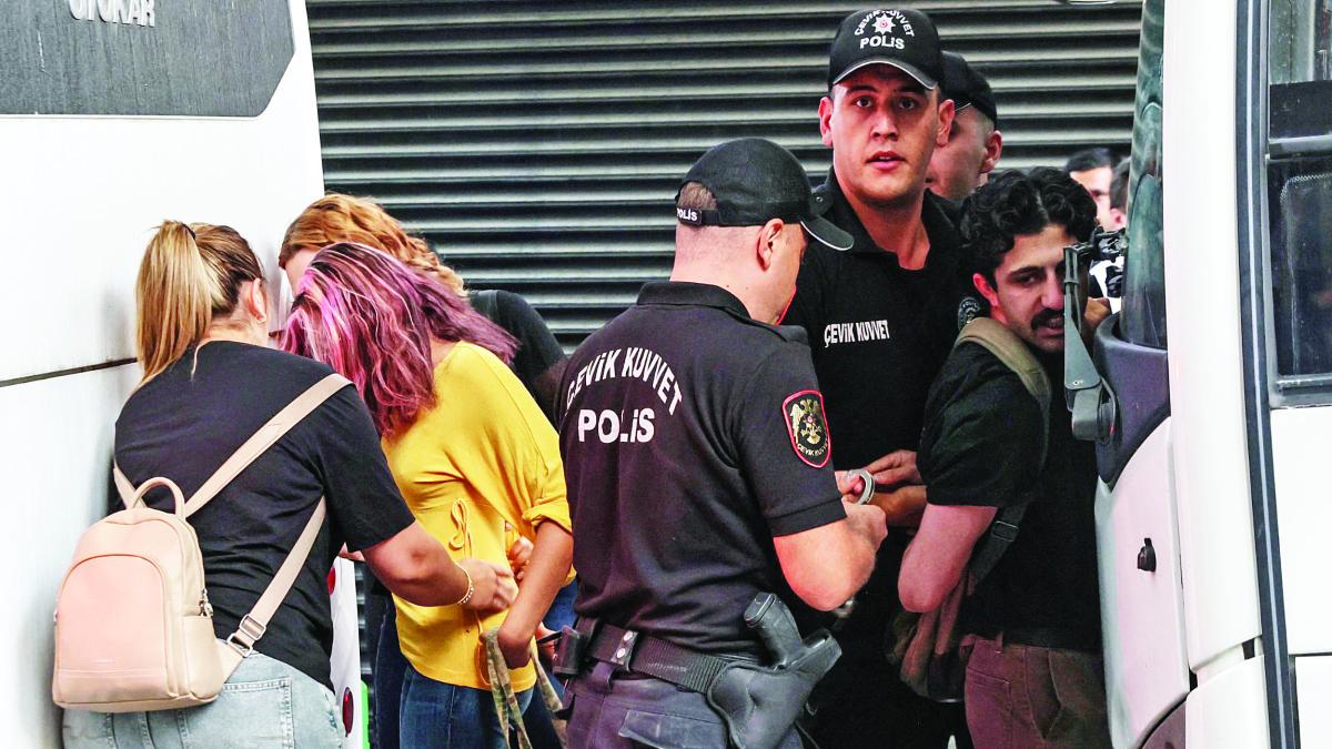 Turquía libera a más de 100 manifestantes; otros siguen encarcelados