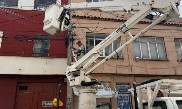 Cuauhtémoc retira 500 metros de cableado en desuso en la colonia Obrera