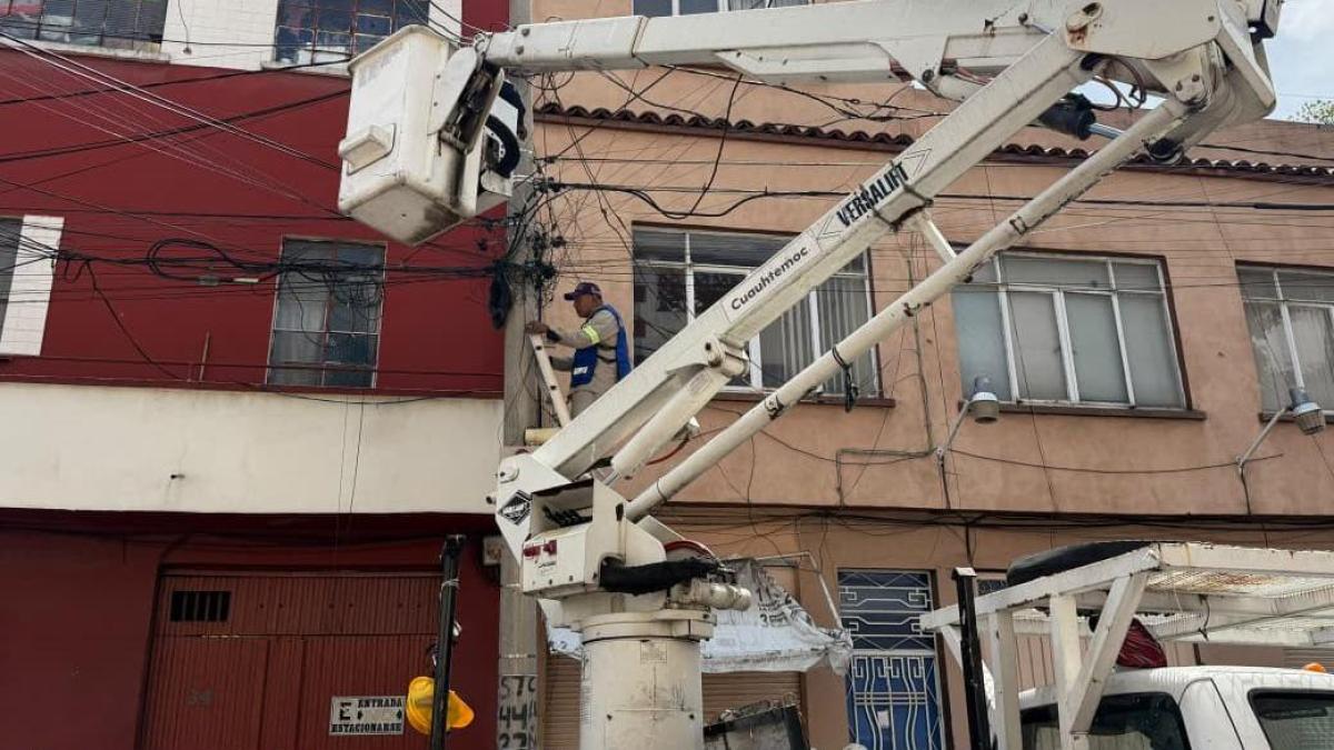 Cuauhtémoc retira 500 metros de cableado en desuso en la colonia Obrera