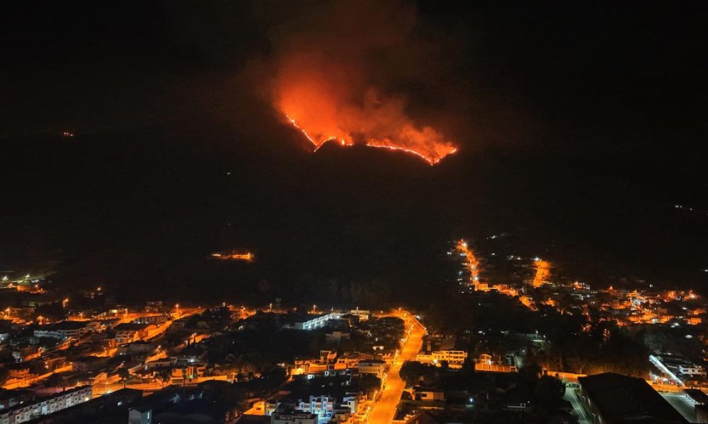 Incendio en Quito arrasa 300 hectáreas; controlan 75% del fuego