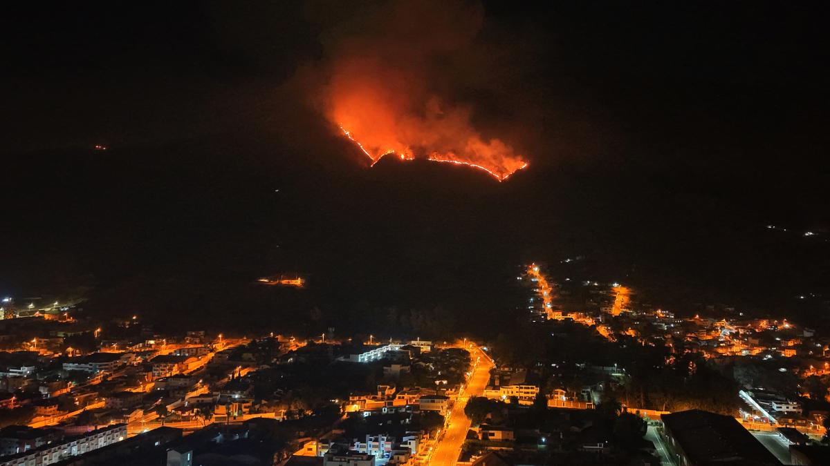 Incendio en Quito arrasa 300 hectáreas; controlan 75% del fuego