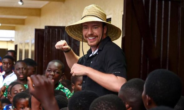 MrBeast construye comunidad en Ghana para combatir trabajo infantil