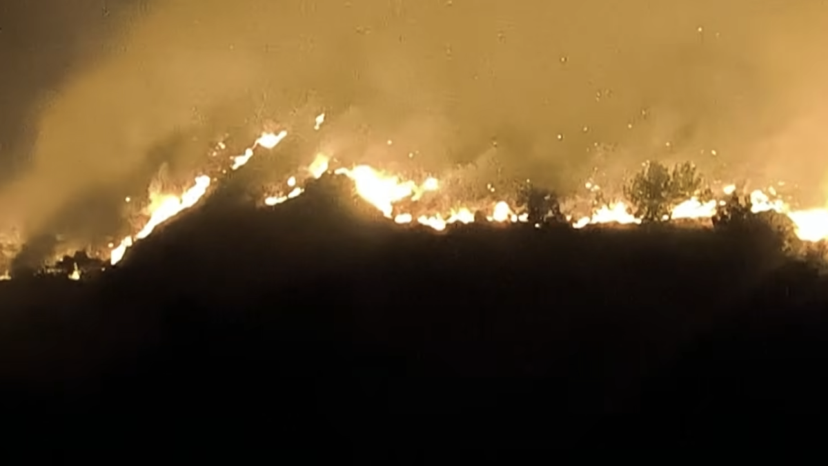Incendio forestal amenaza a Villa de Leyva, importante destino turístico colombiano