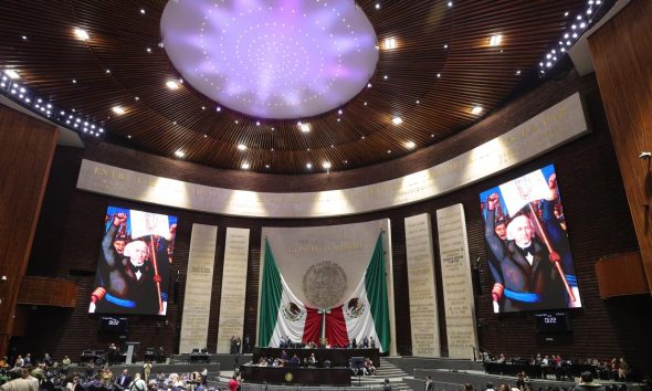 Diputados buscan eliminar doble nacionalidad para altos cargos ejecutivos
