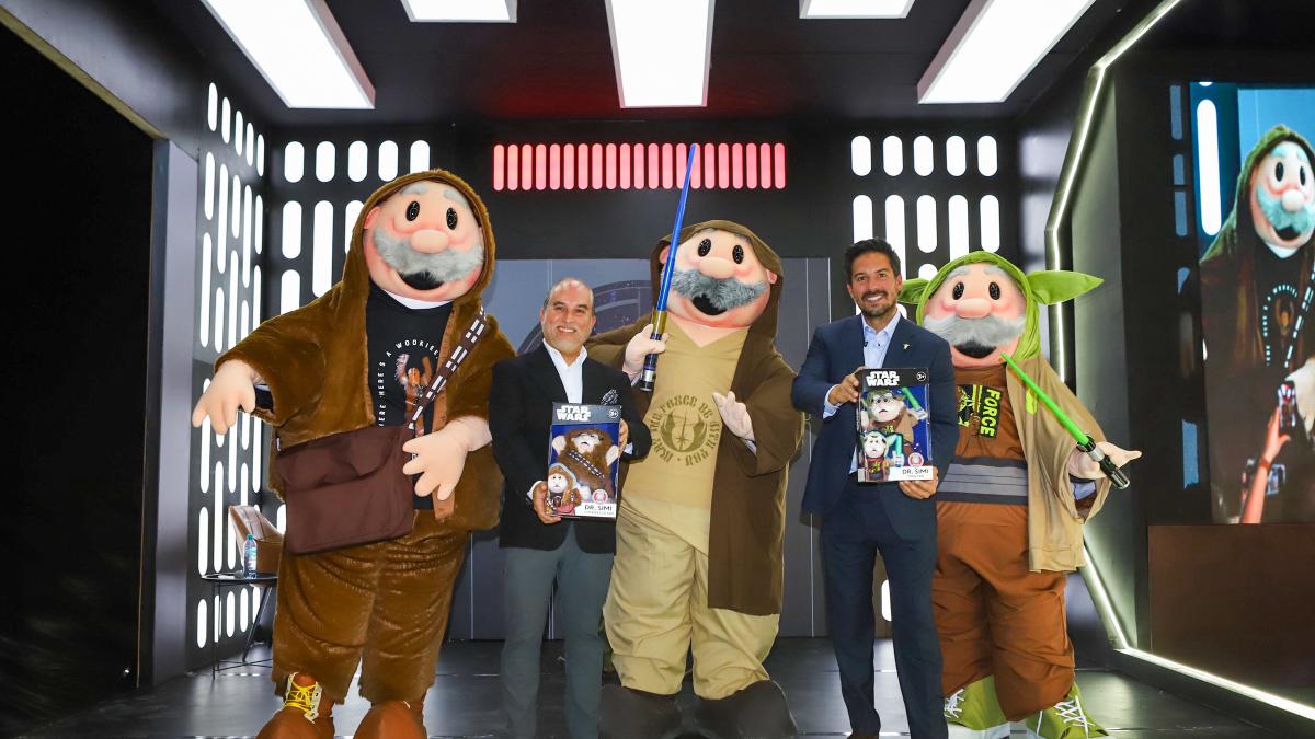 Dr. Simi lanza muñecos de Yoda y Chewbacca de Star Wars
