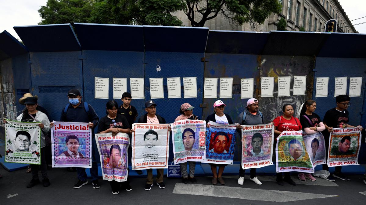 Padres de normalistas fallecen sin conocer el paradero de sus hijos