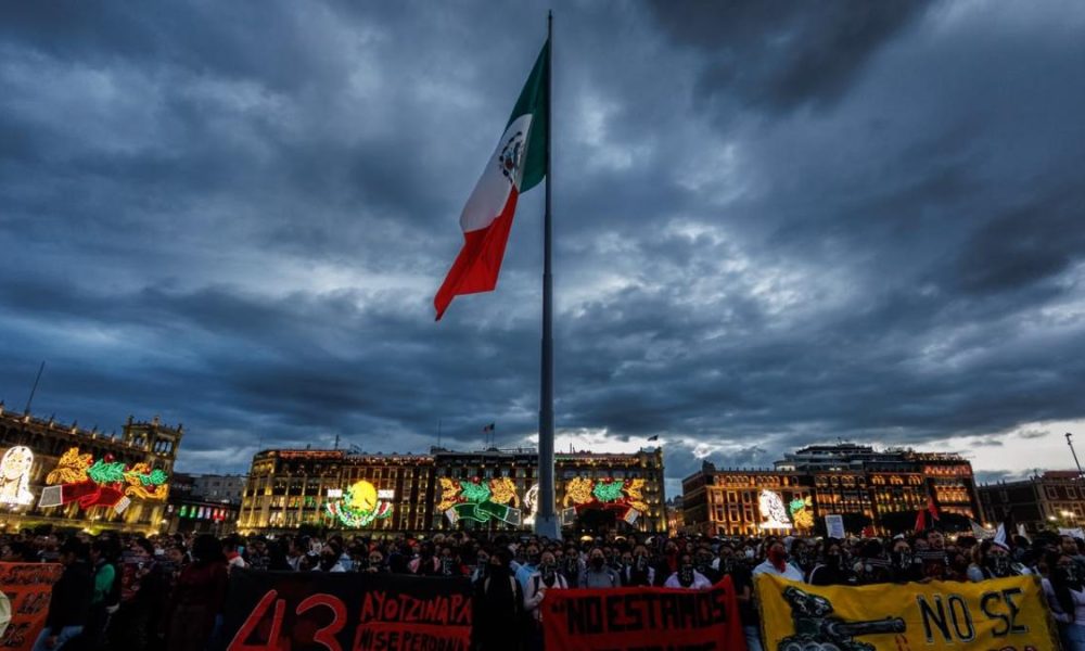 A 12 años de la desaparición, marchan por normalistas de Ayotzinapa