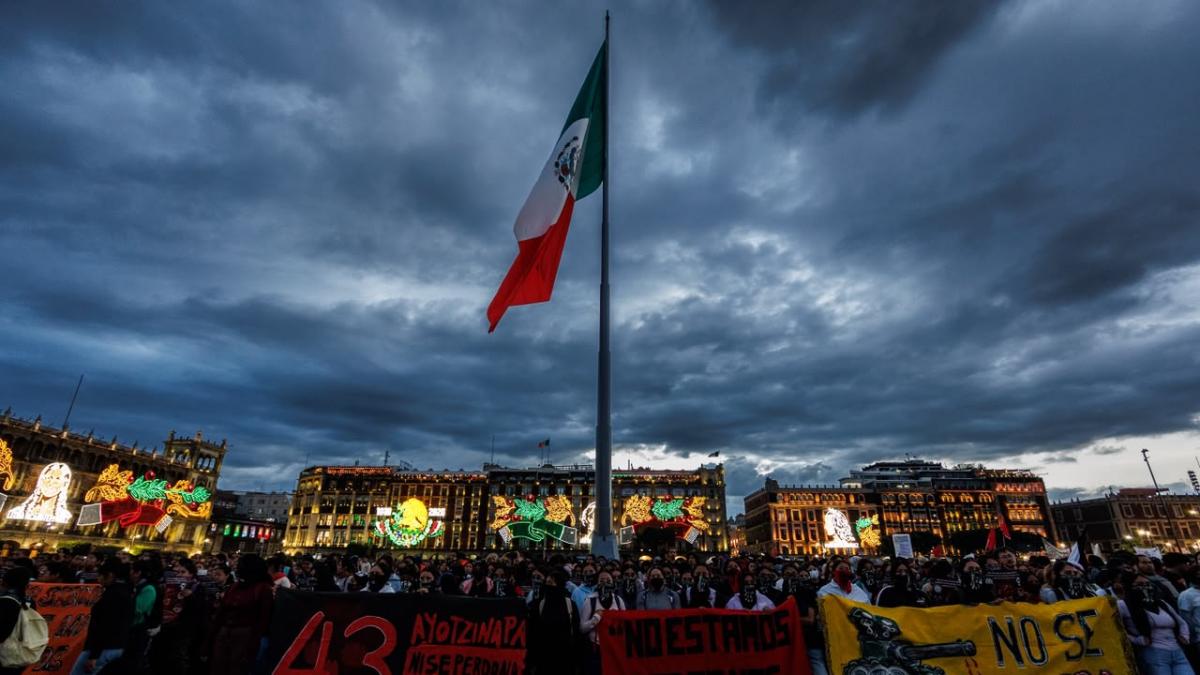 A 12 años de la desaparición, marchan por normalistas de Ayotzinapa