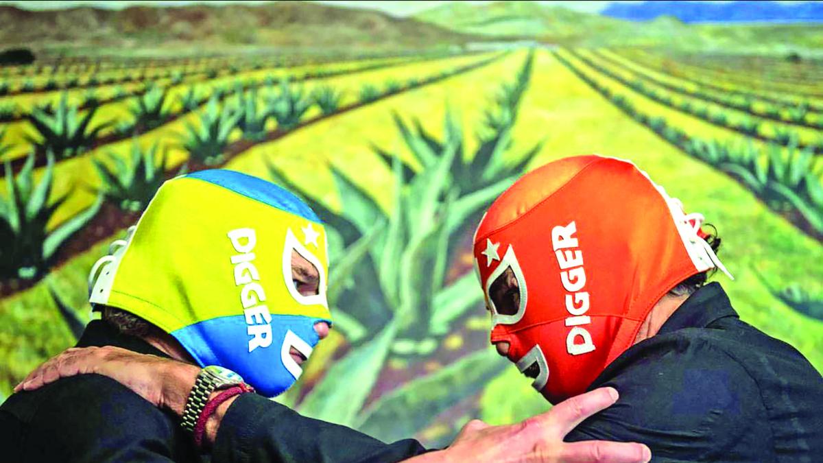 Tom Cruise e Iñárritu promueven Digger con máscaras de lucha libre