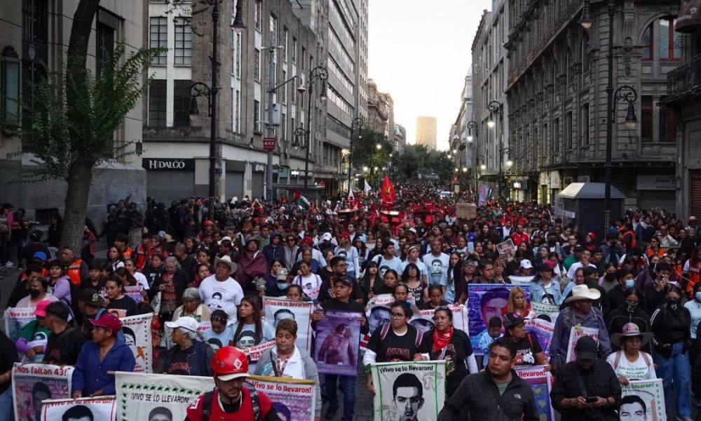 Marcha por Ayotzinapa causa pérdidas de 19.7 mdp a comercios en CDMX