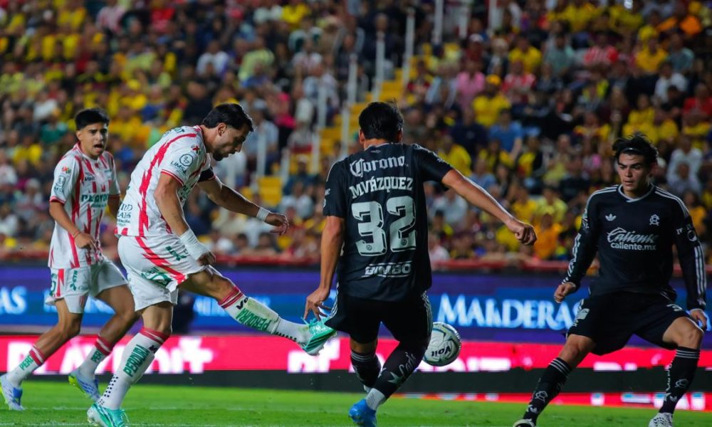 Increíble falla de Julián Carranza en partido Necaxa vs América