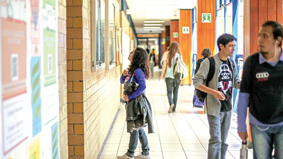México presenta rezago en educación media superior, 40% de jóvenes no concluyen