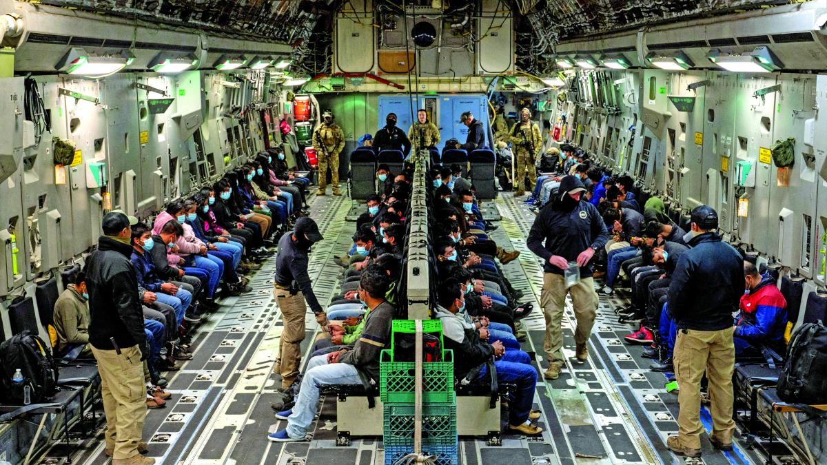 Trump reanuda deportaciones a terceros países; impacto en migrantes