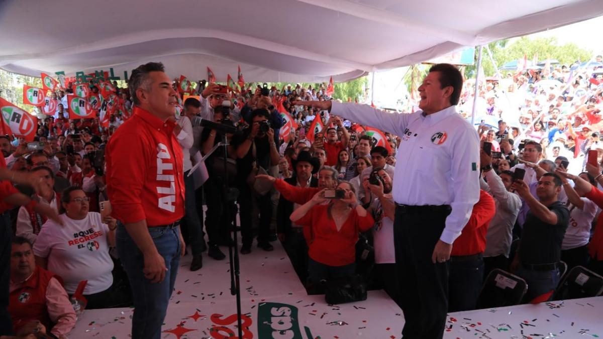 Alejandro Moreno toma protesta a Defensores de Zacatecas encabezados por Fito Bonilla