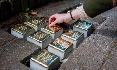 Ciudad alemana prohíbe memoriales ‘piedras de tropiezo’ a víctimas nazis