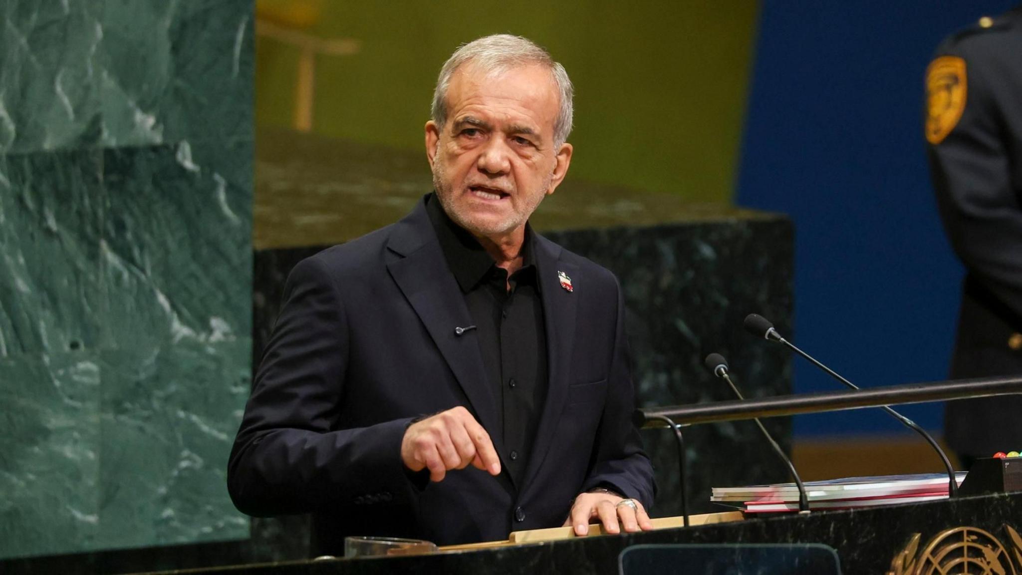Presidente de Irán asegura que nunca se rendirá ante EE. UU