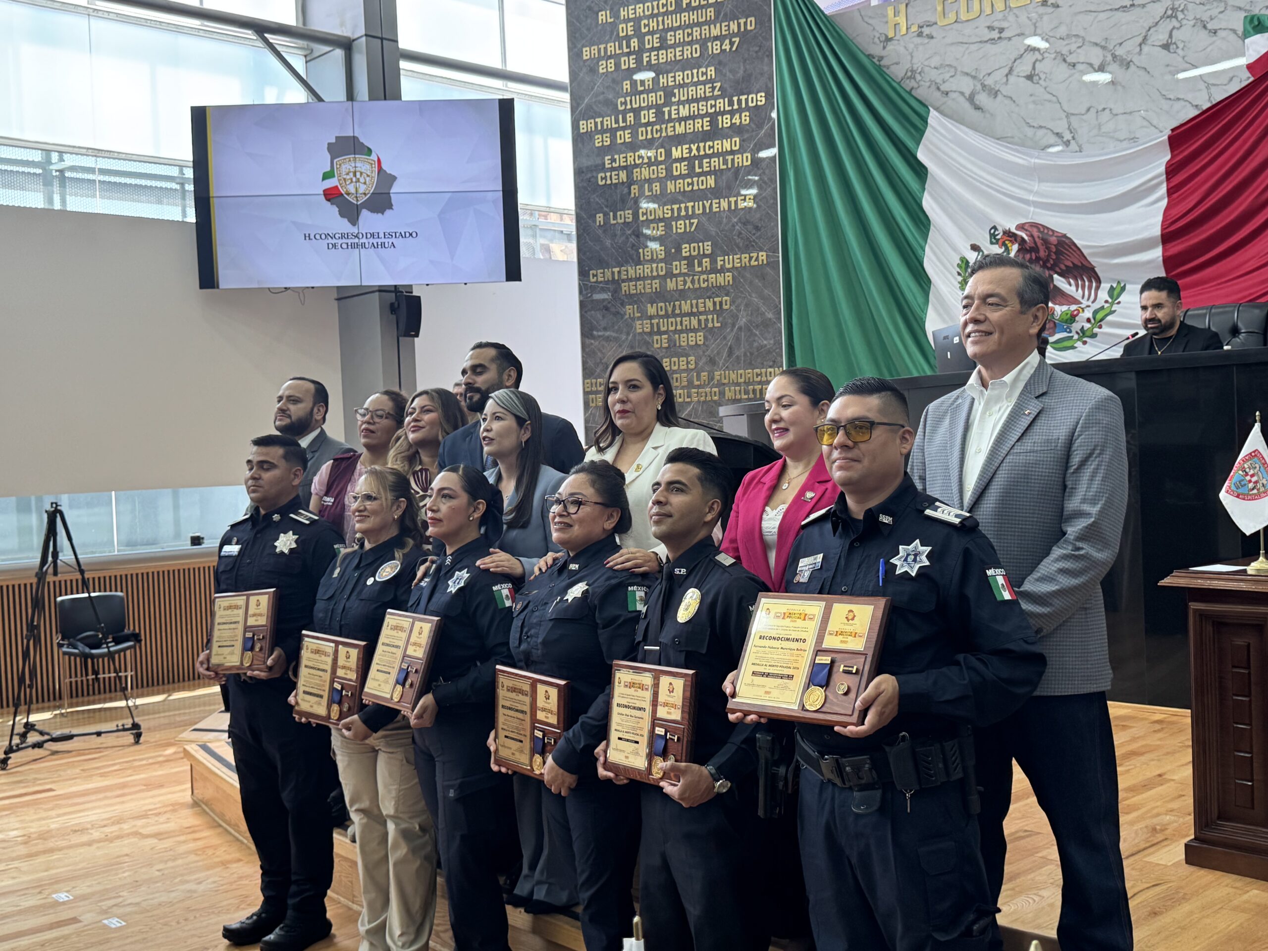 Congreso de Chihuahua reconoce a policías y peritos por su valentía y compromiso