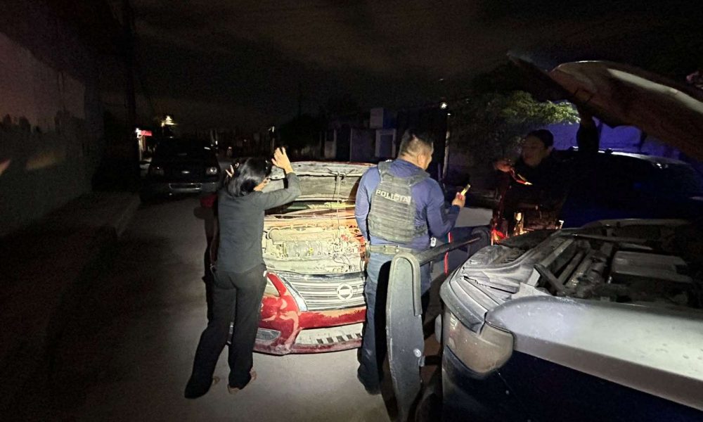 Ayudan policías a mujer y su bebé de 11 meses por las lluvias