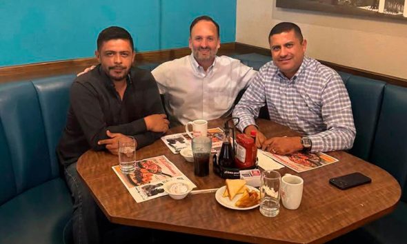 Reunión entre Santiago De la Peña y funcionarios de Chihuahua