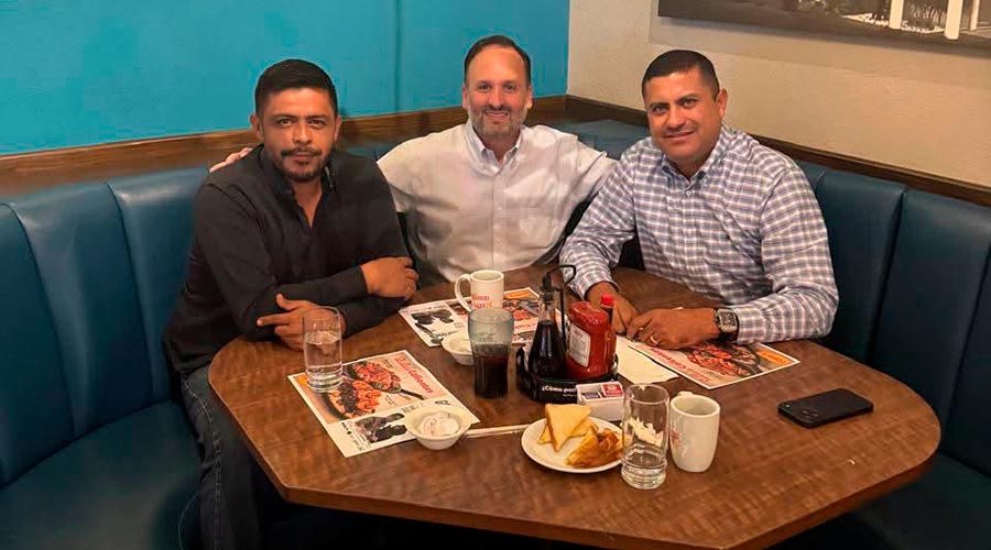 Reunión entre Santiago De la Peña y funcionarios de Chihuahua