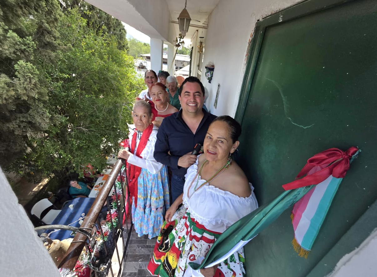 Da el “Grito” Alan Falomir con abuelitos de la colonia Villa Juárez